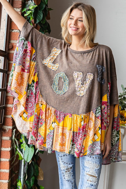 Washed love patchwork top with relaxed fit and ruffle hem in blue or charcoal