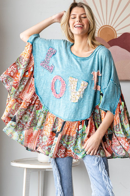 Washed love patchwork top with relaxed fit and ruffle hem in blue or charcoal
