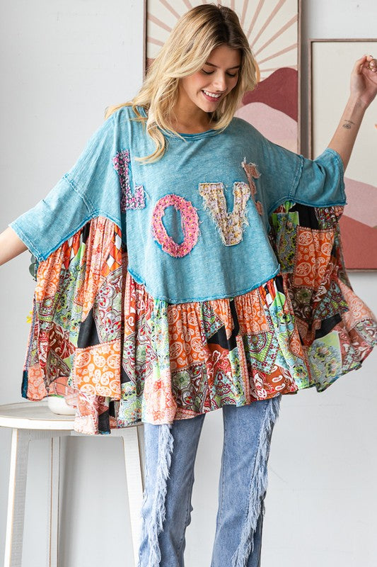 Washed love patchwork top with relaxed fit and ruffle hem in blue or charcoal