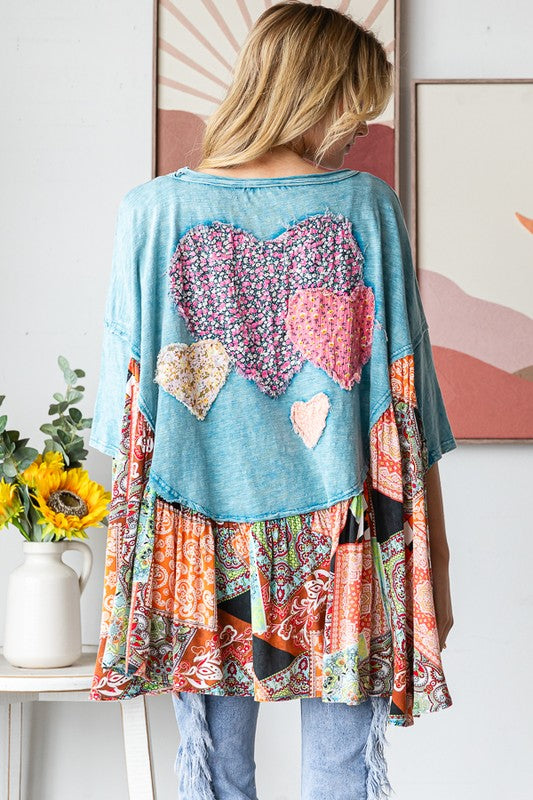 Washed love patchwork top with relaxed fit and ruffle hem in blue or charcoal