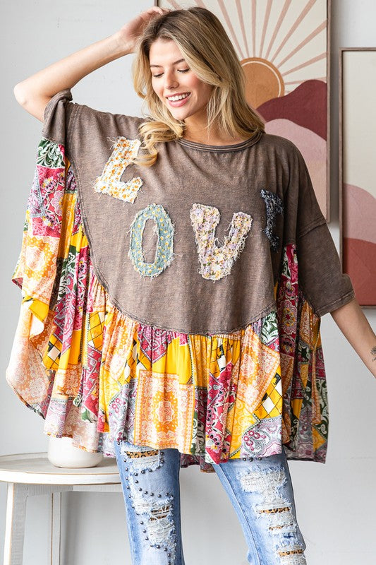 Washed love patchwork top with relaxed fit and ruffle hem in blue or charcoal