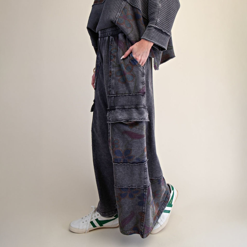 Easel Clothing Pantalones cargo de felpa ancha con estampado floral