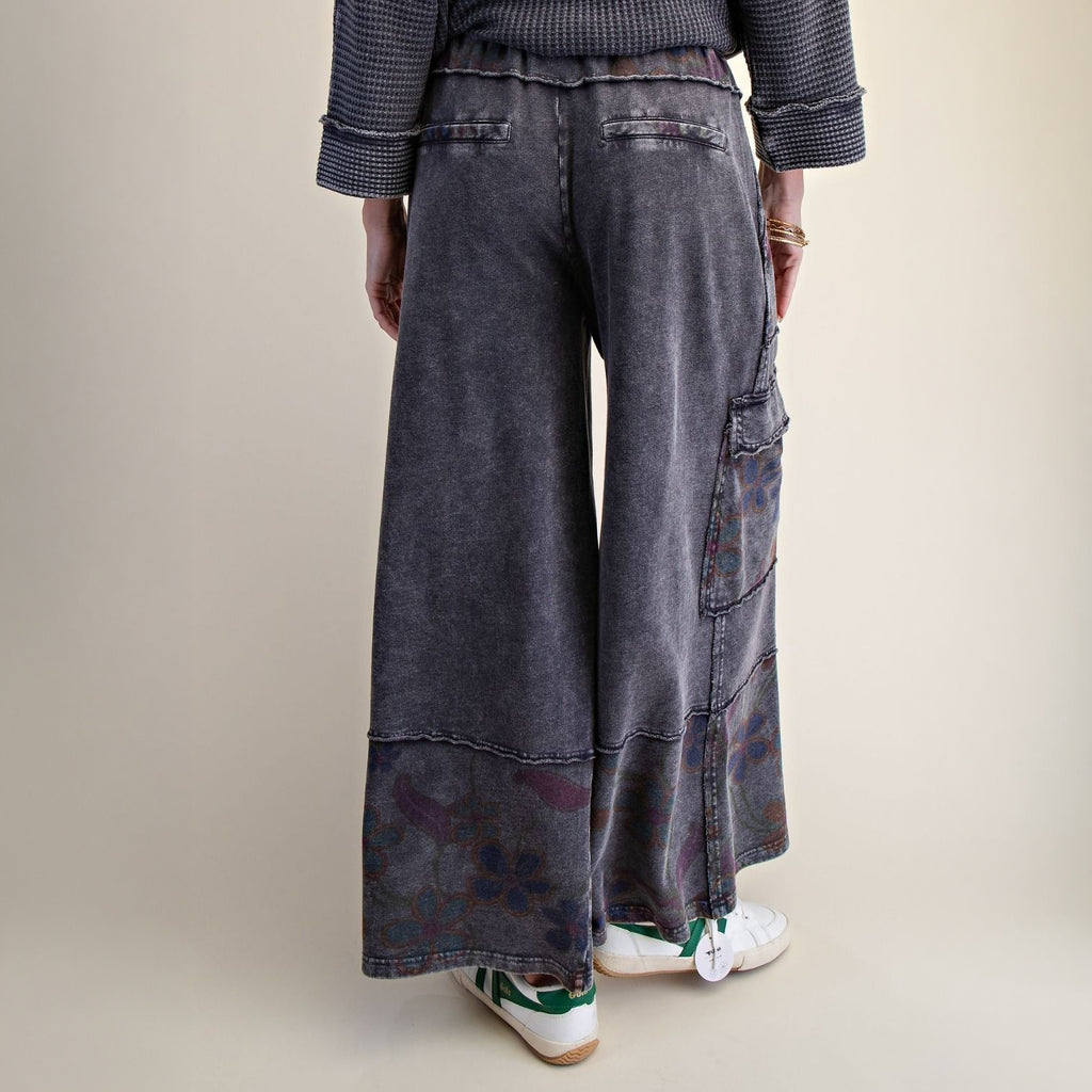 Easel Clothing Pantalones cargo de felpa ancha con estampado floral