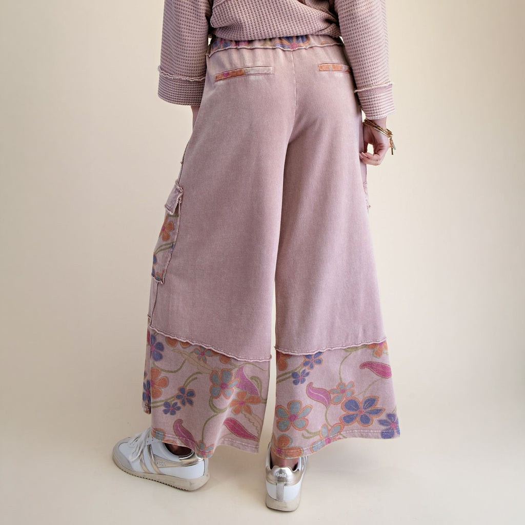Easel Clothing Pantalones cargo de felpa ancha con estampado floral