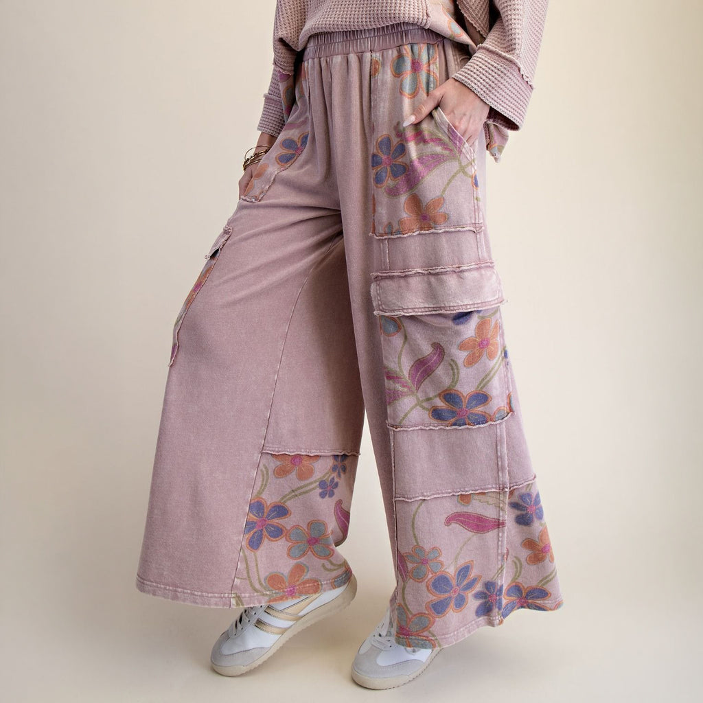 Easel Clothing Pantalones cargo de felpa ancha con estampado floral