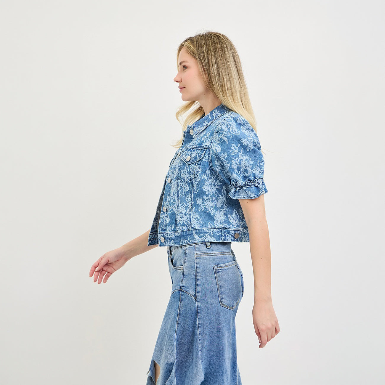Risen floral print puff-sleeve cropped denim jacket, medium wash, full-length front view
